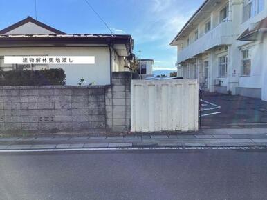 西側隣地は柏崎公民館です。