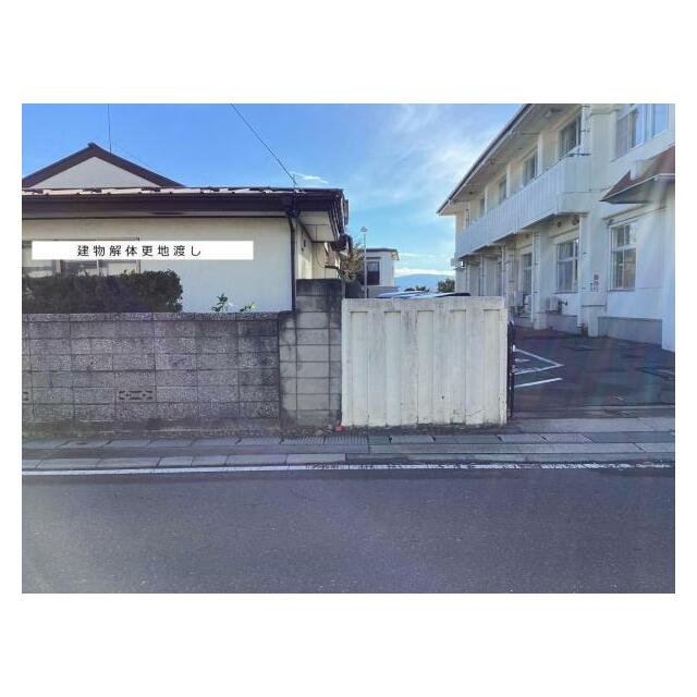 西側隣地は柏崎公民館です。