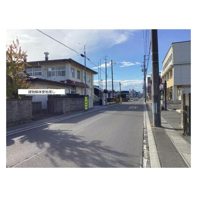 前面道路は幅員約8ｍの八戸市道です。