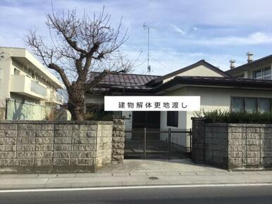 敷地正面より。解体し、更地で引き渡し致します。