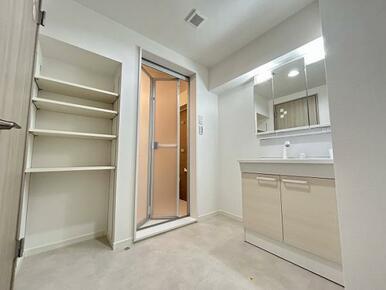 洗面脱衣所「広々としていて洗濯などの家事もはかどりそうです。」