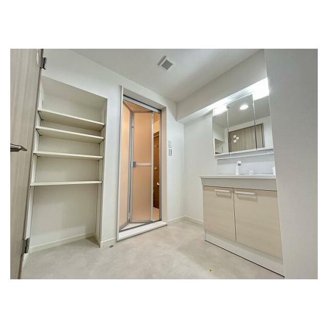 洗面脱衣所「広々としていて洗濯などの家事もはかどりそうです。」