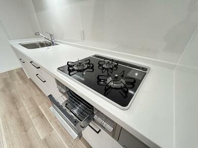 コンロ「お料理がもっと楽しく、効率的に。3口コンロ完備のキッチンです。」