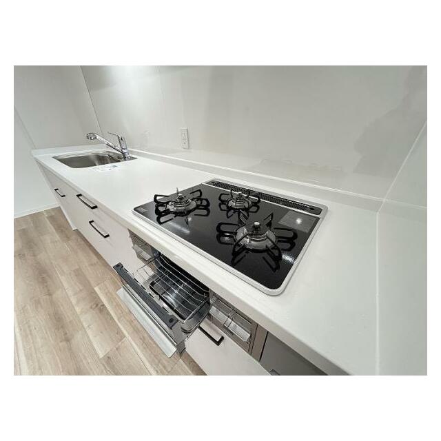 コンロ「お料理がもっと楽しく、効率的に。3口コンロ完備のキッチンです。」