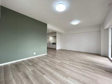 LDK「落ち着いたグリーンの壁面が、空間に奥行きとモダンな個性を与えています。」