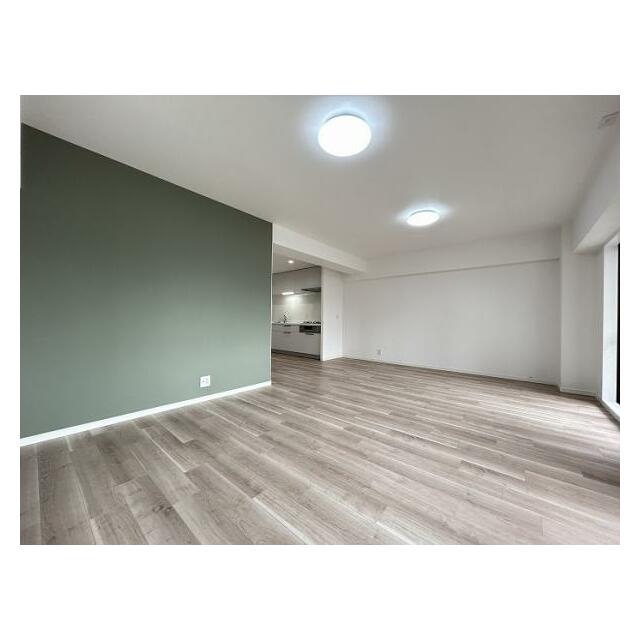 LDK「落ち着いたグリーンの壁面が、空間に奥行きとモダンな個性を与えています。」