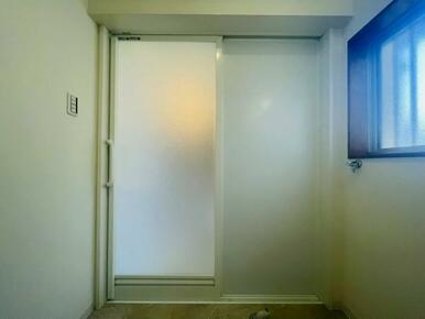 ユニットバスは大きく開閉する引き戸がついています