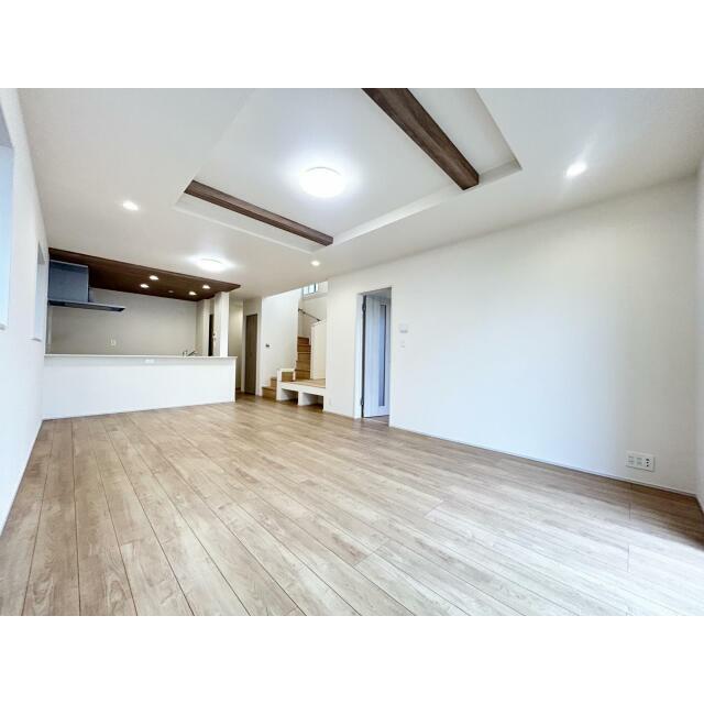 広々としたリビングが魅力的♪日当たりもよく居心地の良い空間です。自然と家族が集まりコミュニケーション