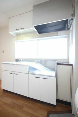 キッチンは上下部に収納がございます