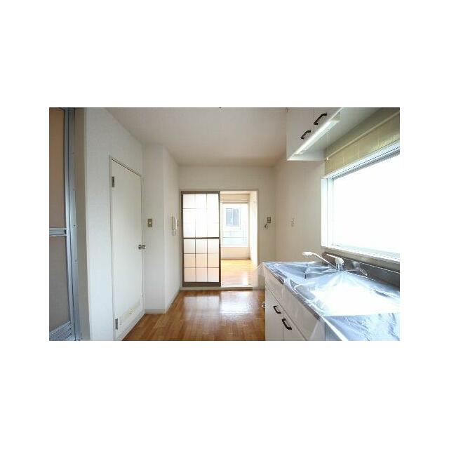 キッチンとリビングの間の建具も透過性のあるものでキッチンも明るくなります。