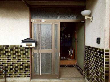 レトロなタイルがアクセントの、趣ある引き戸式の玄関です