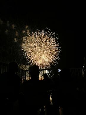 茅ヶ崎海岸で行われる花火は屋上から目の前でご覧になられます。