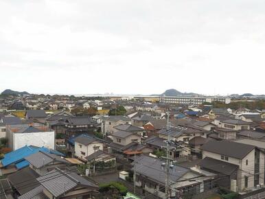 周りが一戸建ての住宅街のため高い建物がありません。空港に行く橋や海も見え、眺望良好です！