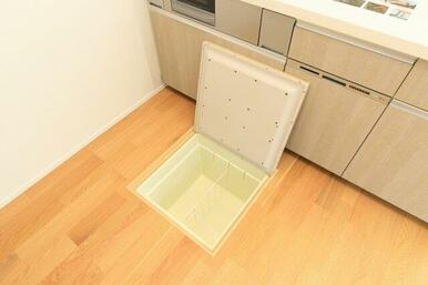 食器洗浄乾燥機、床下収納付きのキッチン