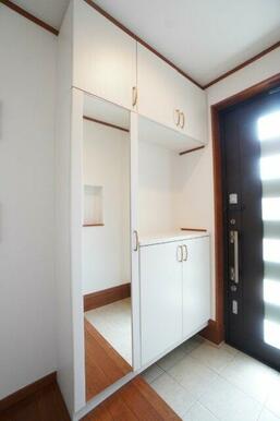 全身鏡でさっと身だしなみを確認できるので、外出前の準備がスムーズにできます♪