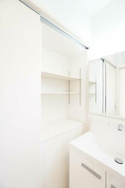 洗面所扉裏収納。洗剤や洗濯ネット、掃除道具などを収納できます。※類似物件の参考画像です。