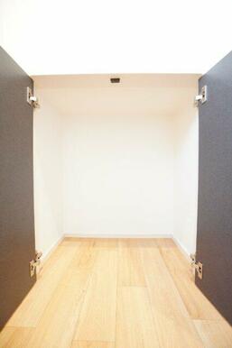 1階トイレ収納。トイレットペーパーや掃除用品などを収納可能です。※類似物件の参考画像です。