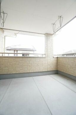 広々としたバルコニーがあります！洗濯物や大きな布団なども干せるスペースが十分にあります！