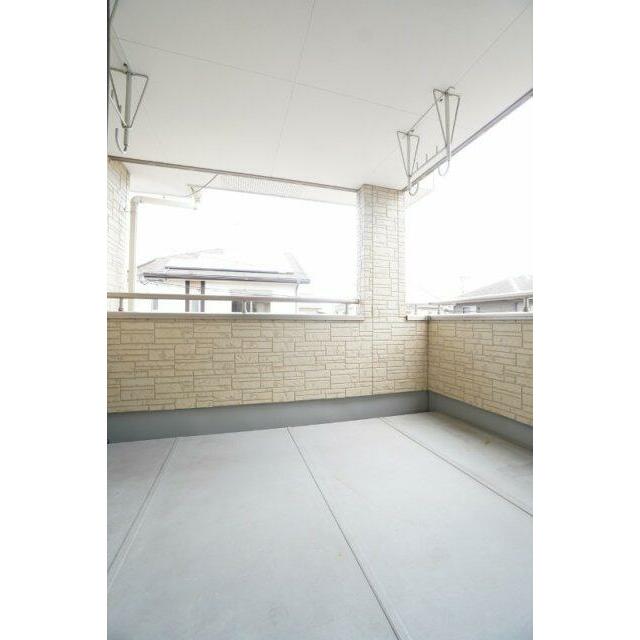 広々としたバルコニーがあります！洗濯物や大きな布団なども干せるスペースが十分にあります！