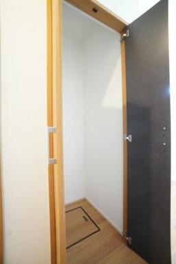 玄関収納は、ストック用品の管場所として使っていただくのもよさそうです。※類似物件の参考画像です。