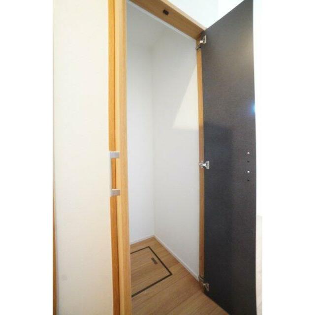 玄関収納は、ストック用品の管場所として使っていただくのもよさそうです。※類似物件の参考画像です。