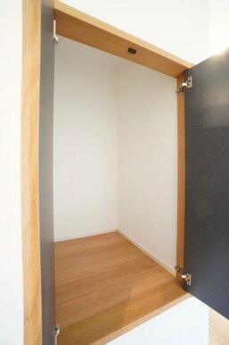 2階廊下収納があることで1階まで取りに行く必要がなくなります。※類似物件の参考画像です。