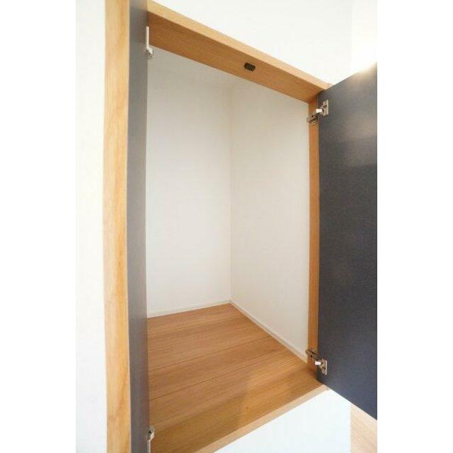2階廊下収納があることで1階まで取りに行く必要がなくなります。※類似物件の参考画像です。