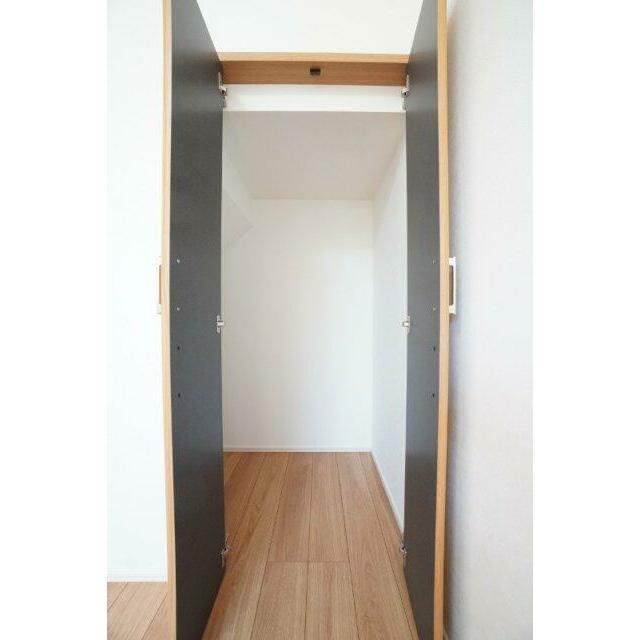1階6帖洋室収納。※類似物件の参考画像です。