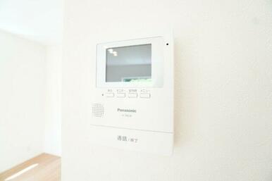 録画機能付きインターホンなので、不在時の来客も確認することができます。※類似物件の参考画像です。