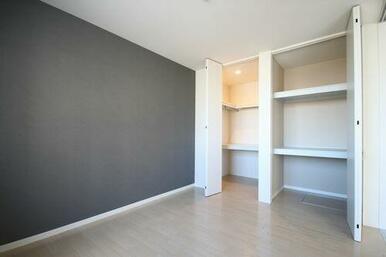 奥行きの深い収納とウォークインクローゼットを設けました。季節の寝具などをまとめて納められるようにし…