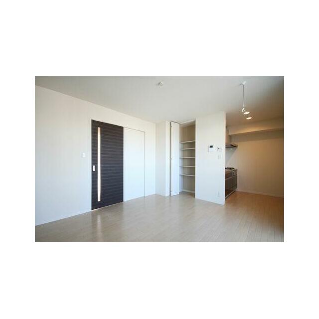 キッチン、ダイニング、リビングをまとめて明るく、開放的に。ワンちゃんも一緒に、家族全員が寛げる空間…