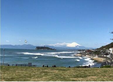 海沿いにある鎌倉海浜公園稲村ケ崎地区徒歩１４分（１１００ｍ）になります。七里ガ浜への徒歩圏でアクセ…