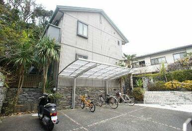 屋根付き自転車置き場付き・敷地内駐車場がございます。※空き確認要