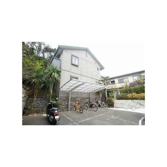 屋根付き自転車置き場付き・敷地内駐車場がございます。※空き確認要