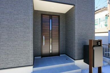 ワンプッシュで鍵の施解錠ができる便利なキーレス玄関ドア（施工例）