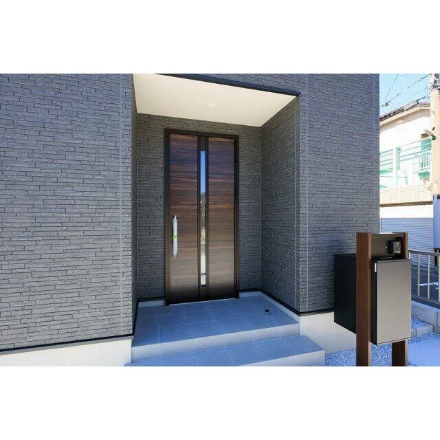 ワンプッシュで鍵の施解錠ができる便利なキーレス玄関ドア（施工例）