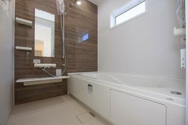 ４時間後でも温度変化は2.5℃以下。保温性に優れた浴槽　（施工例）