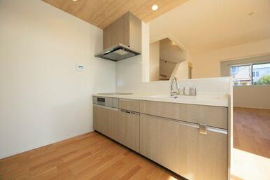 対面式キッチンの為、料理中も会話が楽しめます。（施工例）