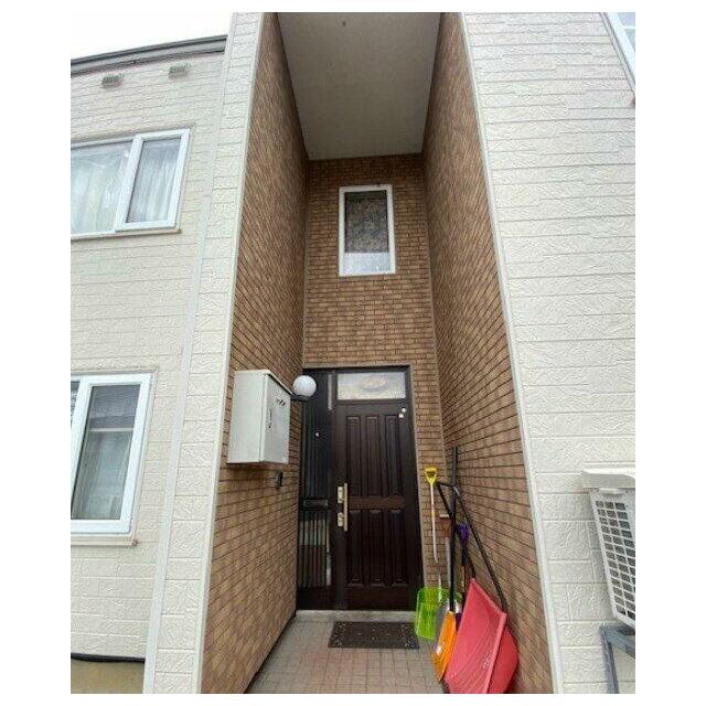 レンガ調の洋風なエントランスです。