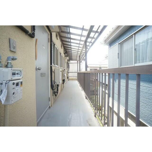 2階共用廊下は屋根付き