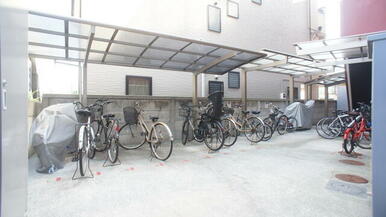 自転車置き場は敷地内に設備、お出かけの際にも便利ですね。