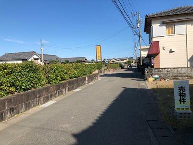 北側前面道路・東方向