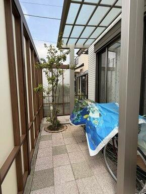 縁側でお茶などを飲みながらくつろぎましょう！