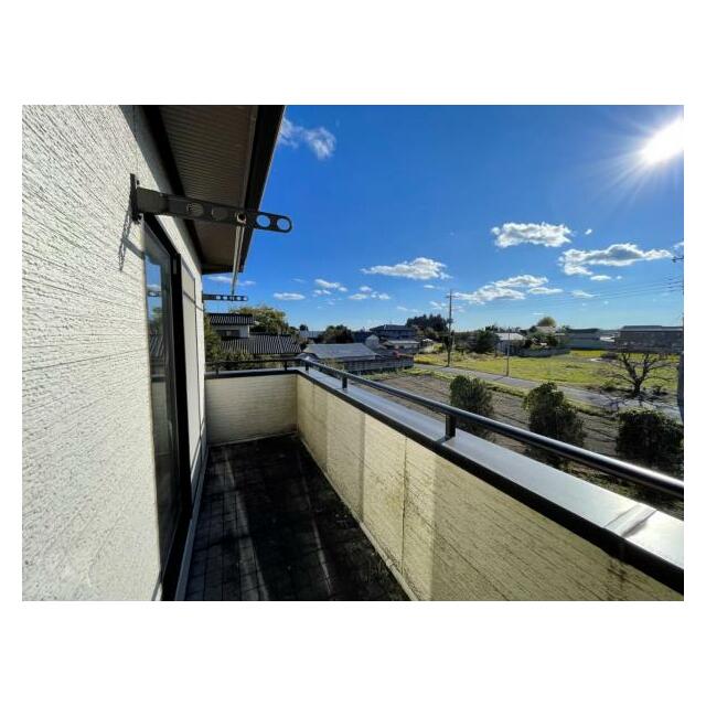 2部屋から行き来できる続きバルコニー！洗濯物や布団が干せる十分な広さです＾＾