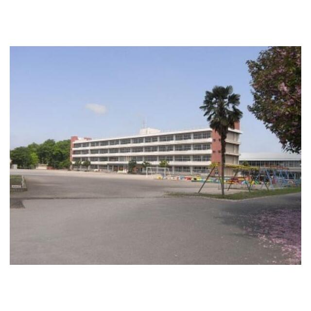 新田小学校　563ｍ/徒歩8分、車2分