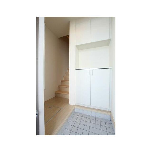 上下セパレートタイプの下駄箱収納です。