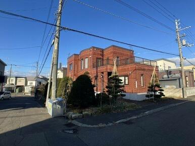 平成4年築、約60坪の敷地に佇む重厚感あるブロック造りの邸宅♪