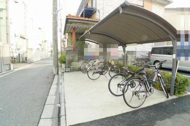 屋根付き駐車場もあります。