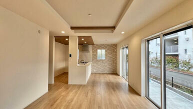 折上げ天井があり開放感のあるリビングは家族団らんに最適な場所になります。