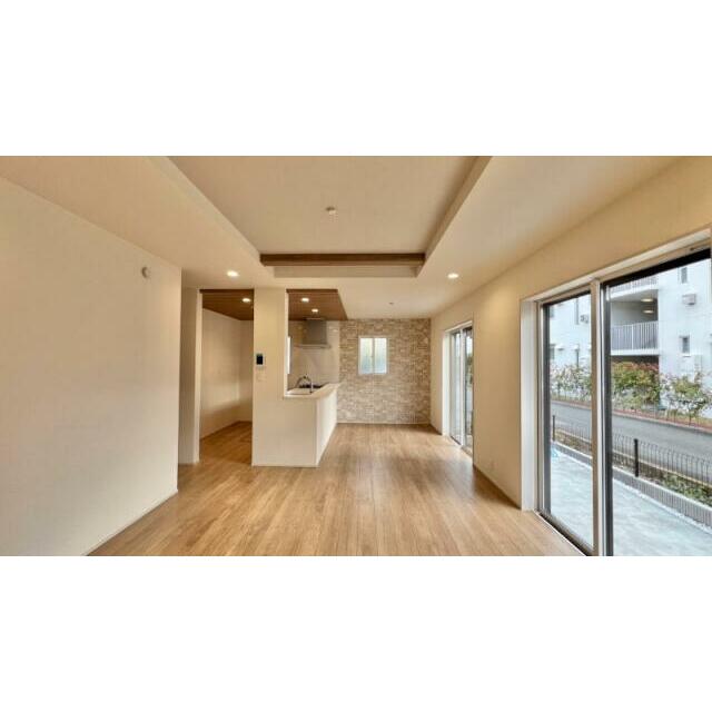 折上げ天井があり開放感のあるリビングは家族団らんに最適な場所になります。